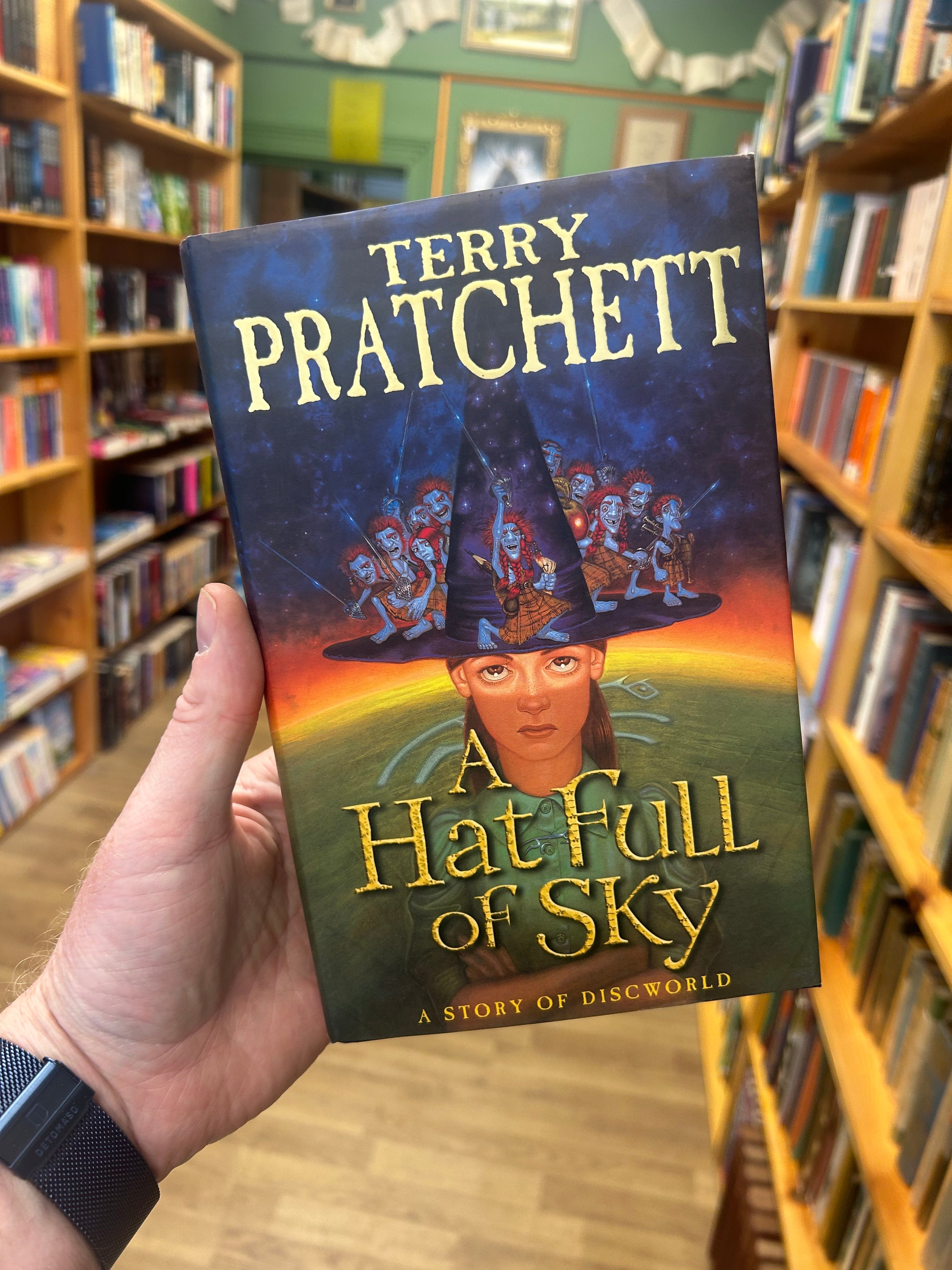 A Hat Full of Sky- Terry Pratchett (First Edition)